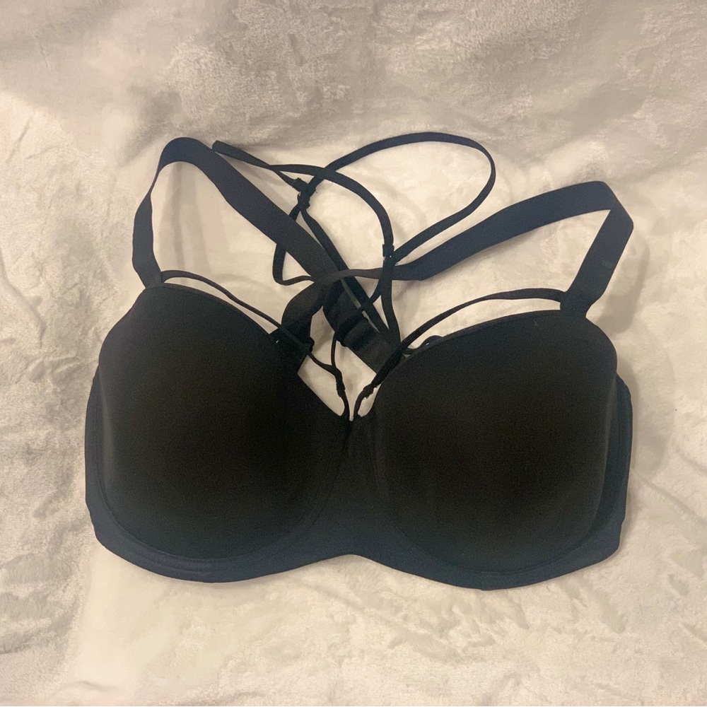 Marlies Dekkers Undressed Bra, Black design and crisscross bands, Size 36F!